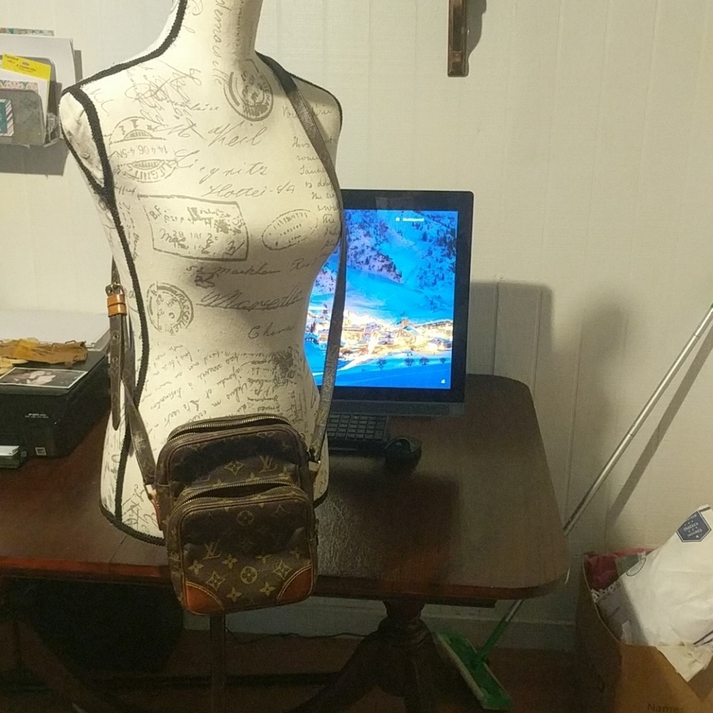 AUTHENTIC LV cross body purse